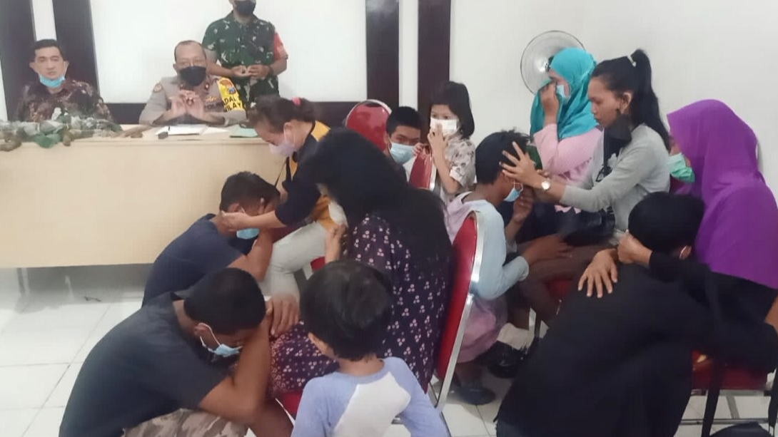 Para remaja yang disuruh minta maaf kepada orang tua usai ikut tawuran (Foto: Dokumentasi Polsek Karang Pilang)