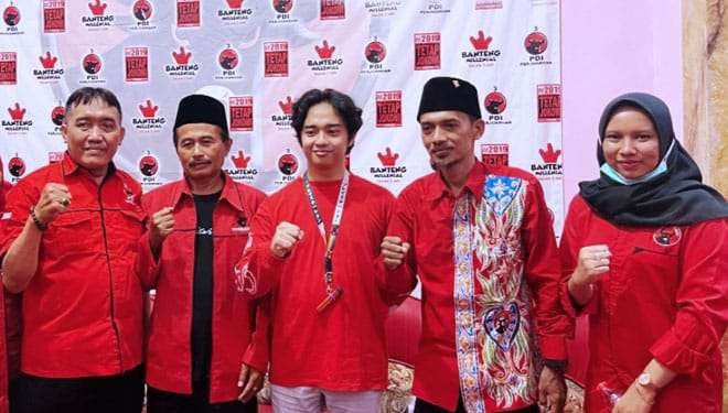 Zulmi Noor Hasani (tengah) bersama jajaran pengurus DPC PDIP Kabupaten Probolinggo. (Foto: Istimewa)