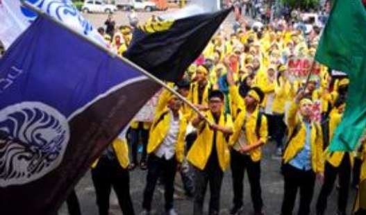 Ilustrasi BEM UI saat demo di depan Istana (Foto: Istimewa)