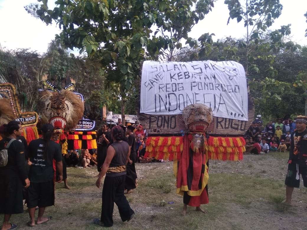 FOTO; Pertunjukan seni reog di area Goa Sentono mengundang perhatian warga.