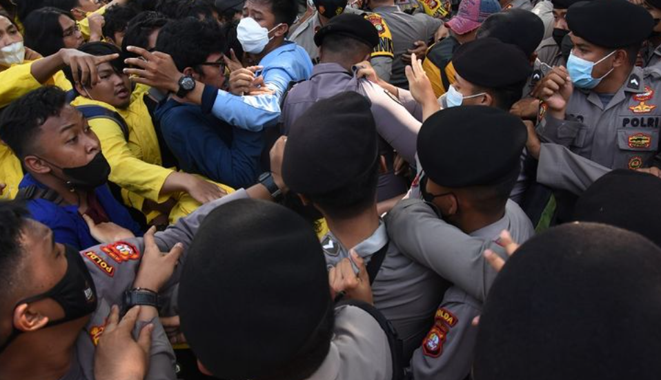 Elemen mahasiswa dari Institut Teknologi Sepuluh Nopember (ITS) dan Universitas Airlangga (Unair) Surabaya sebelumnya merencanakan aksi. (Foto: kmp)