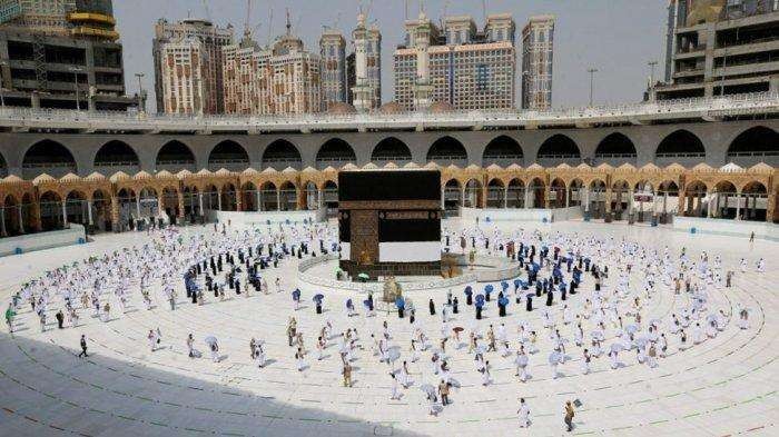 Di tengah pandemi Covid-19 umrah tetap dilaksanakan dengan aturan ketat. Kini, Kementerian Haji dan Umrah Kerajaan Arab Saudi menyebut salah satu syarat yang harus dipenuhi jemaah adalah usia di bawah 65 tahun. (Foto: Istimewa)