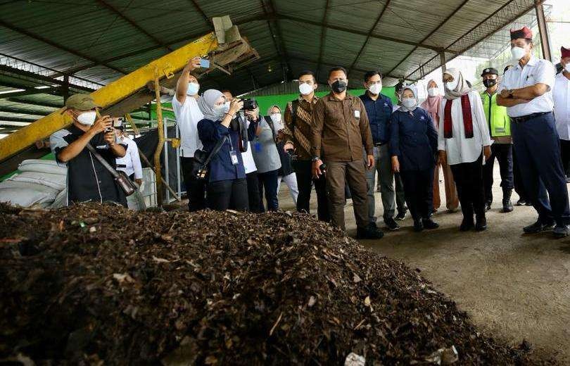 Menkomarvest Luhut Binsar Pandjaitan melihat pengolahan sampah TPS3R di Muncar beberapa waktu lalu. (Foto: Istimewa)