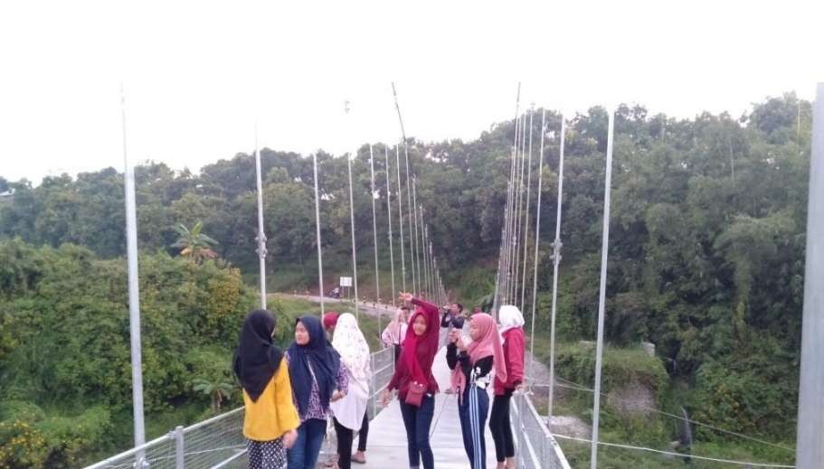 Jembatan gantung di Kecamatan Gondang, Mojokerto, Jawa Timur. (Foto: Deni Lukmantara/Ngopibareng.id)