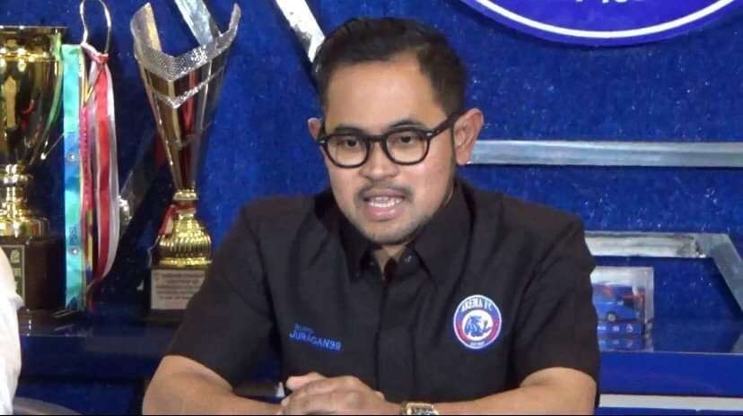 Presiden Arema FC, Gilang Widya Pramana saat berada di Kantor Arema FC (Foto: Media Officer Arema FC)