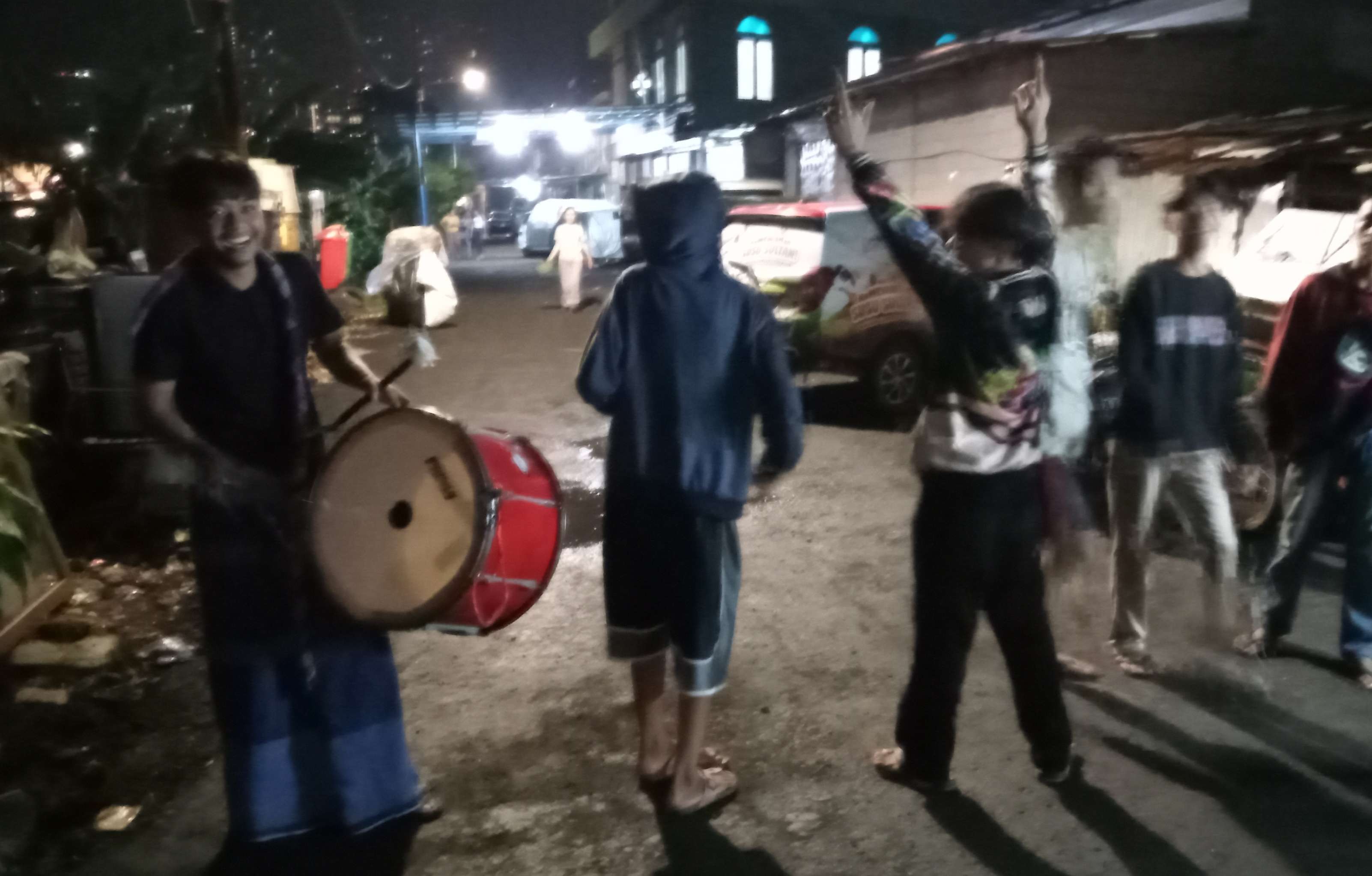 Ilustrasi sekelompok remaja di Jalan Baru Hili Damping Jakarta Barat sedang patrol untuk membangunkan makan sahur ( foto: Asmanu Dudarso/ Ngopibareng.id)