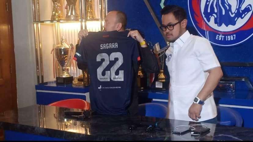 Presiden Arema FC, Gilang Widya Pramana saat memperkenalkan pemain anyar untuk musim depan (Foto: Media Officer Arema FC)