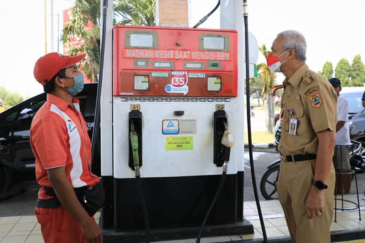 Gubernur Jawa Tengah Ganjar Pranowo sidak kelangkaan BBM di SPBU. (Foto: ist)