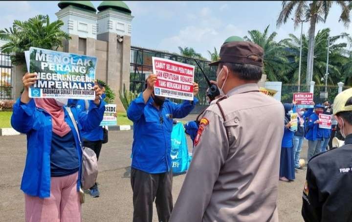 Anghota BEM memperlihatkan tuntutan demo mahasiswa kepada petugas kepolisian (Foto: istimewa)