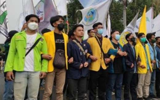 BEM SI bergandengan tangan saat demo di depan gedung MPR DPR. (Foto: Istimewa)