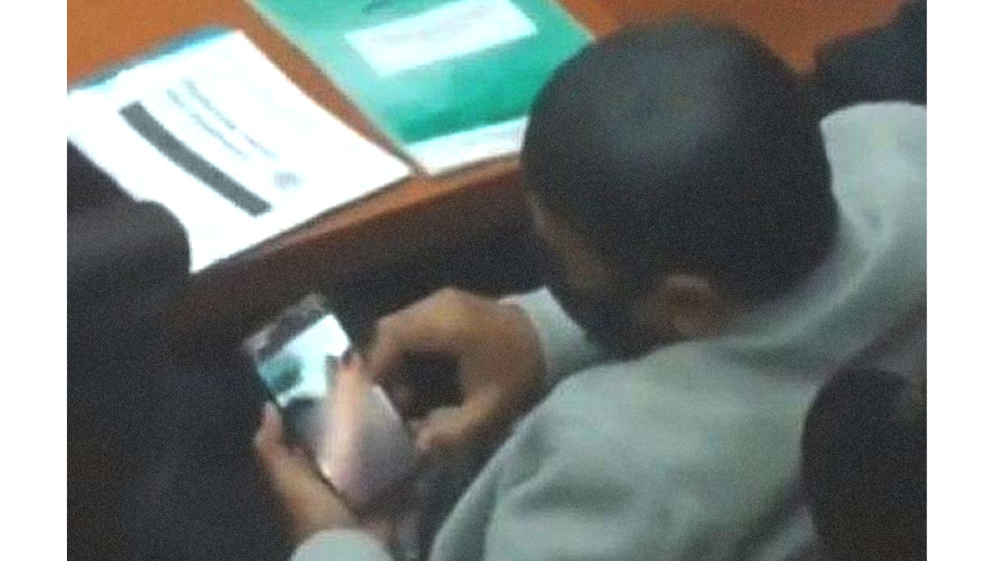 Netizen geger dengan viralnya video pendek yang diduga anggota DPR melihat video porno di layar smartphonenya. (Foto: Tangkapan layar)