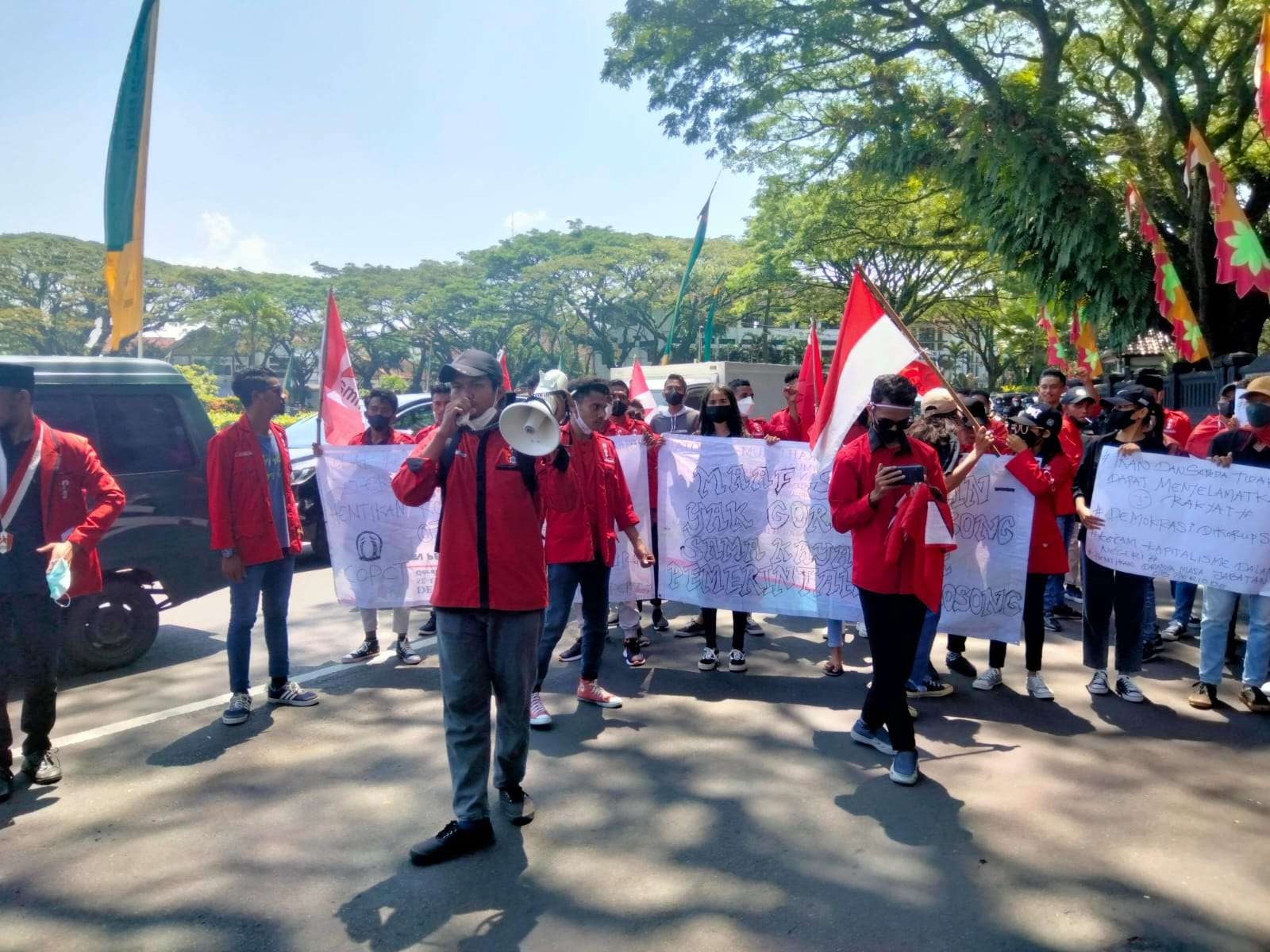 Massa aksi dari mahasiswa di Malang yang menolak wacana perpanjangan masa jabatan presiden (Foto: Lalu Theo/ngopibareng.id)