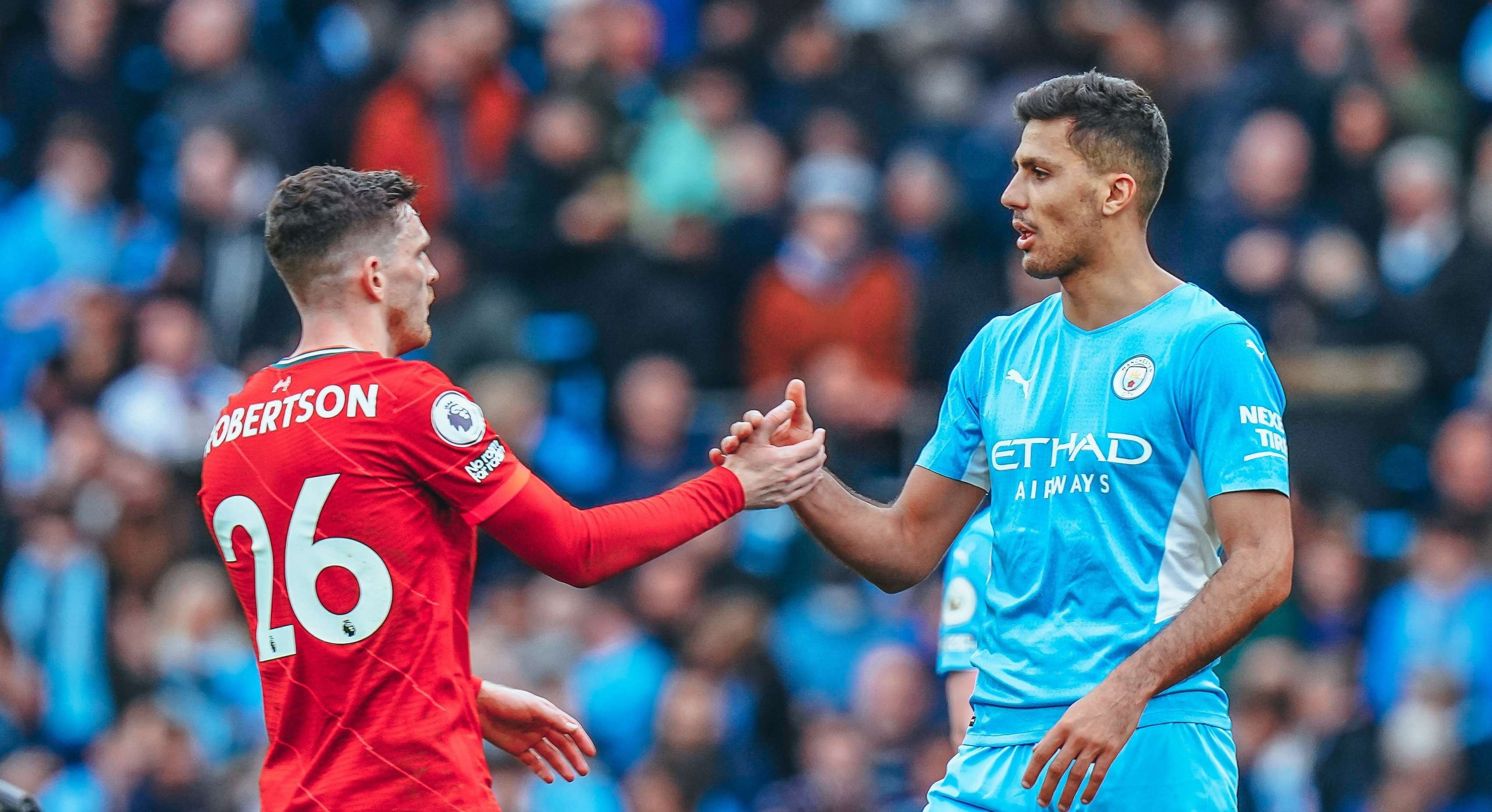 Andy Robertson (Liverpool) bersalaman dengan Joao Cancelo (Manchester City) usai laga, Minggu 10 April 2022 di Stadion Etihad. (Foto: Twitter/@ManCity)