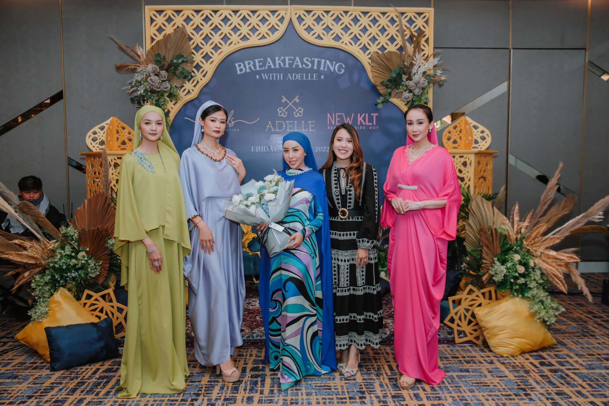 Lavish Silk Kaftan yang cocok dipadukan dengan perhiasaan, inspirasi busana Lebaran. (Foto: Istimewa)