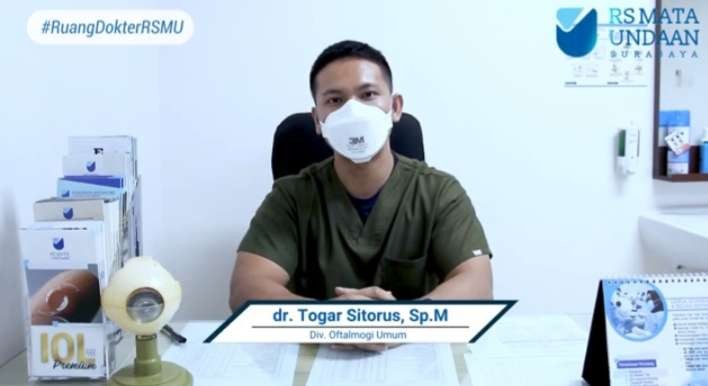 Dokter Togar Sitorus, dokter spesialis mata RS Mata Undaan dalam konten Ruang dokter RSMU. (Foto: Tangkapan Layar Youtube RS Mata Undaan)