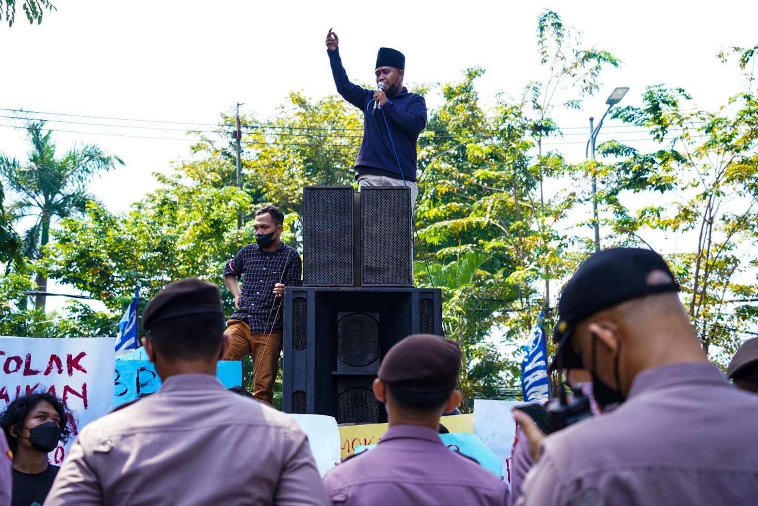 Ratusan pemuda berorasi di depan kantor DPRD Sidoarjo (foto:Aini/Ngopibareng.id)