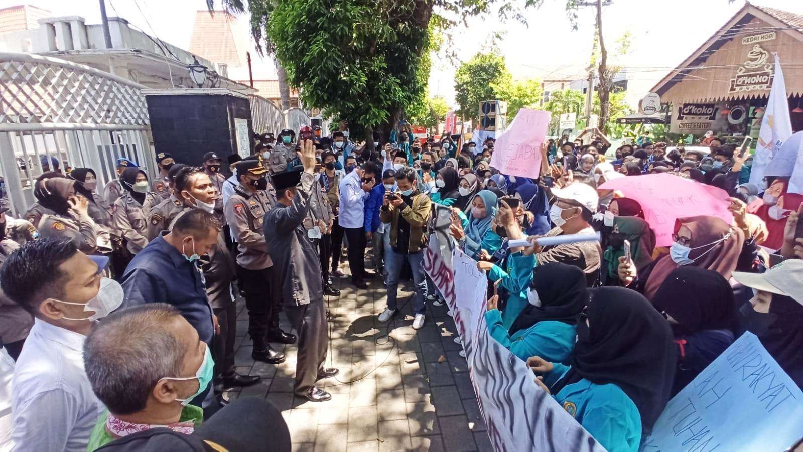 Wakil Ketua DPRD Banyuwangi Michael Edy Hariyanto menemui mahasiswa yang melakukan aksi unjuk rasa (foto: Muh Hujaini/Ngopibareng.id)