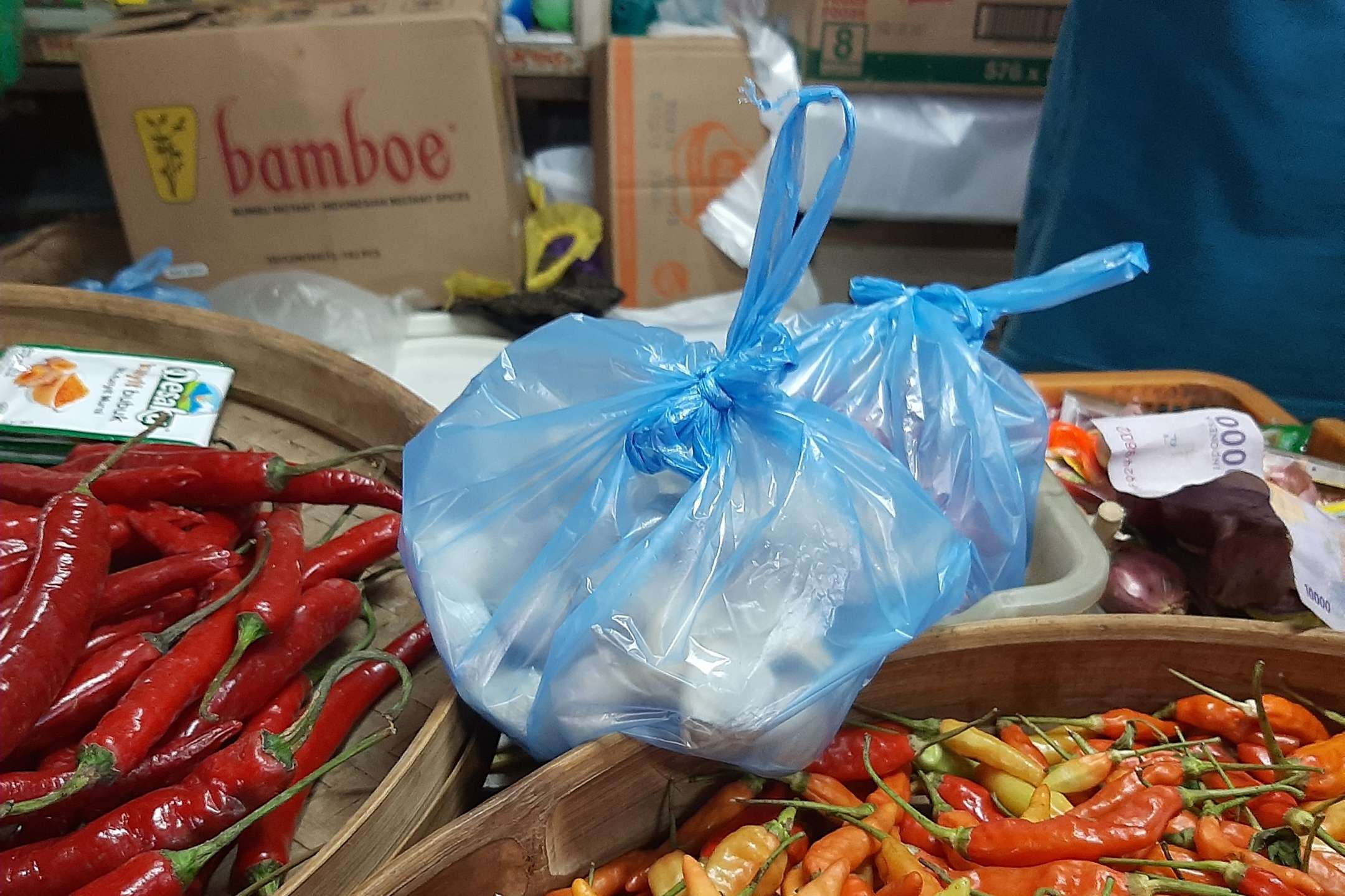 Penggunaan kantong plastik di pasar tradisional Surabaya. (Foto: Pita Sari/Ngopibareng.id)