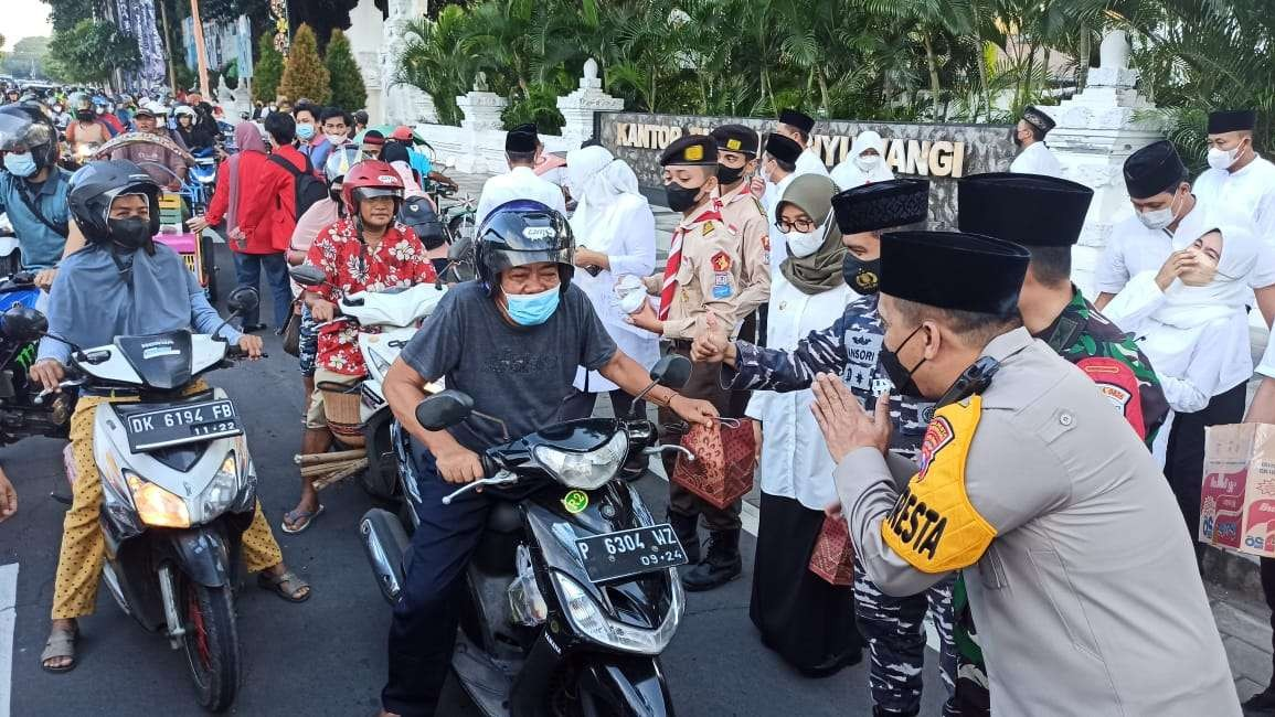 Forkopimda Banyuwangi membagikan takjil di Jalan A.Yani Banyuwangi (Foto: Muh Hujaini/Ngopibareng.id)