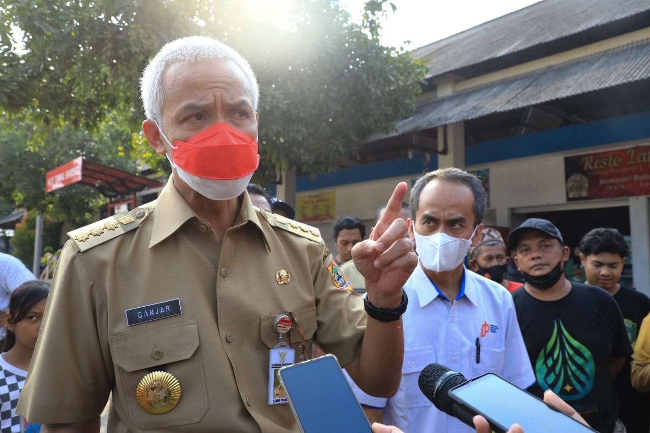 Gubernur Jawa Tengah Ganjar Pranowo saat mengecek distriibusi minyak goreng di Pasar Weleri Baru. (Foto: dok. Humas Pemprov Jateng)