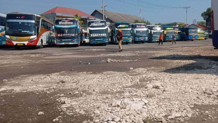 Kondisi Terminal Tipe A Cepu yang memprihatinkan. Tampak urukan baru menutup lubang landasan terminal milik Kementerian Perhubungan ini. (Foto: Ahmad Sampurno/Ngopibareng.id)