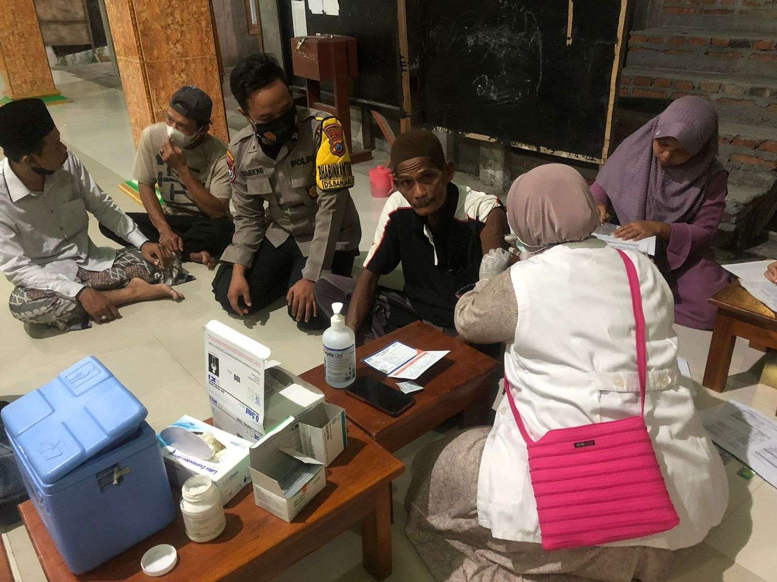 Jemaah di salah satu masjid di Kecamatan Sumberejo Bojonegoro ikut vaksin usai salat tarawih. (Foto: Dokumentasi Polsek Sumberejo)