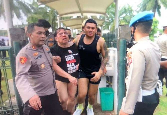 Ade Armando (dua dari kiri) diselamatkan polisi. (Foto: Istimewa)