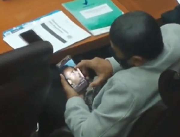 Seorang oknum anggota dewan asyik nonton video porno saat rapat. Diduga penyanyi HM. (Foto: Istimewa)