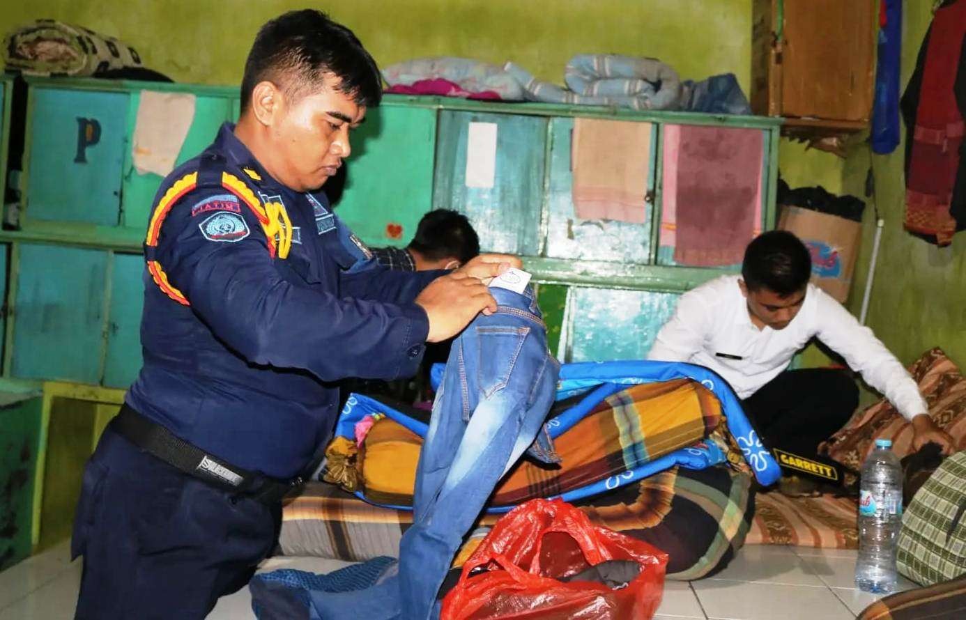 Petugas Lapas Banyuwangi melakukan pemeriksaan secara detil di kamar hunian warga binaan (foto:istimewa)