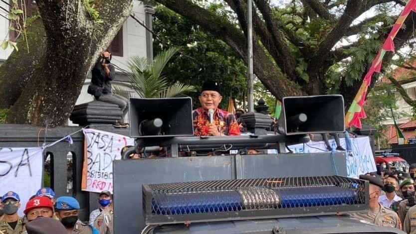 Ketua DPRD Kota Malang, I Made Riandiana Kartika saat menemui massa aksi Aliansi BEM Malang Raya di depan gedung dewan (Foto: Lalu Theo/Ngopibareng.id)