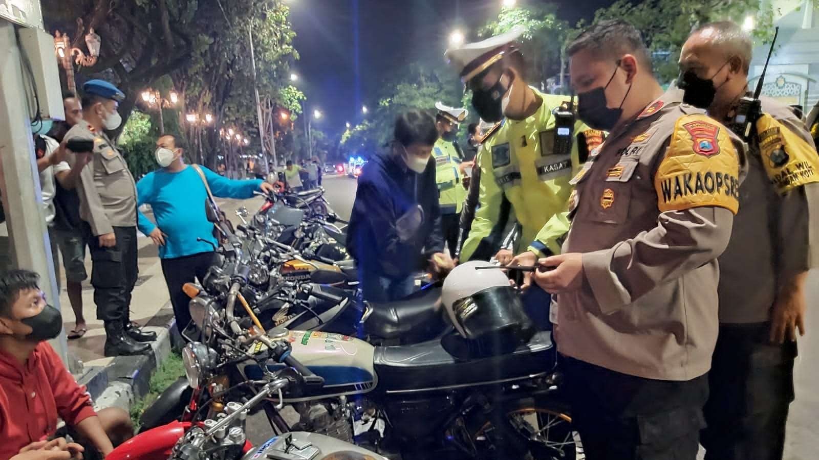 Wakapolres Lamongan Kompol Akay Fahli, memimpin Operasi Cipta Kondisi Polres Lamongan. Polisi banyak mengamankan pelanggaran motor knalpot brong dan protholan. (Foto: Istimewa)