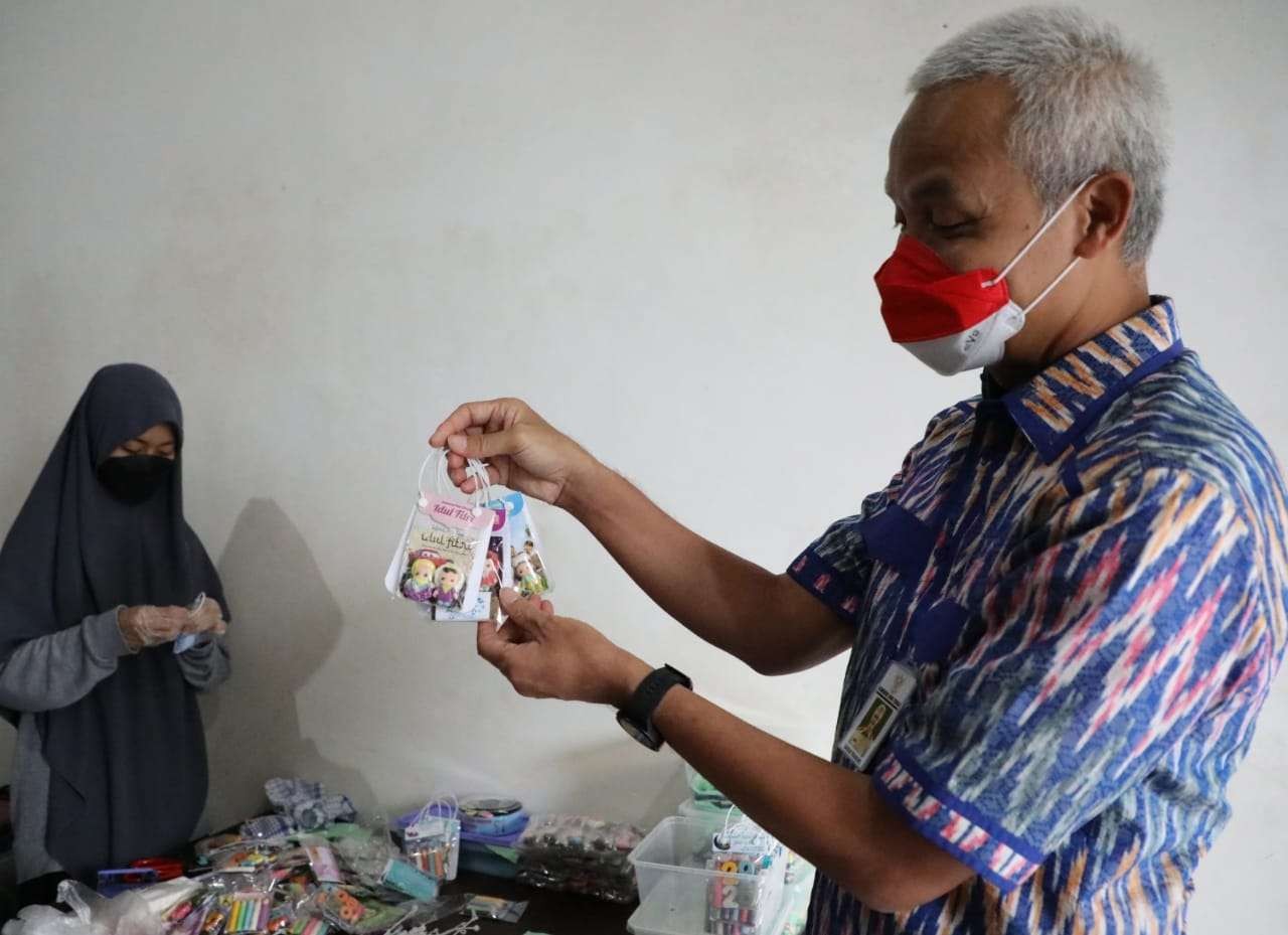 Kreativitas dan inovasi menjadi kunci sukses Emma Wilyama,49, pelaku UMKM asal Kota Salatiga. Gubernur Jateng Ganjar Pranowo pun memberi apresiasi. (Foto: Ist)