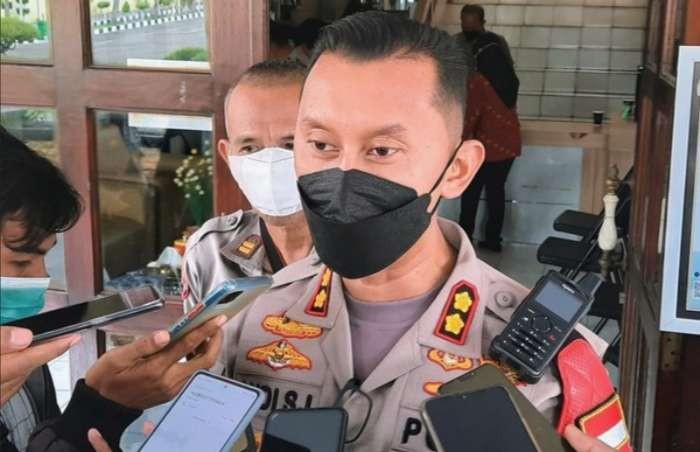 Kapolres Situbondo AKBP Andi Sinjaya Ghalib imbau masyarakat tenang respon video viral ajaran sesat tentang Puasa. (foto:Guido/ngopibareng.id)