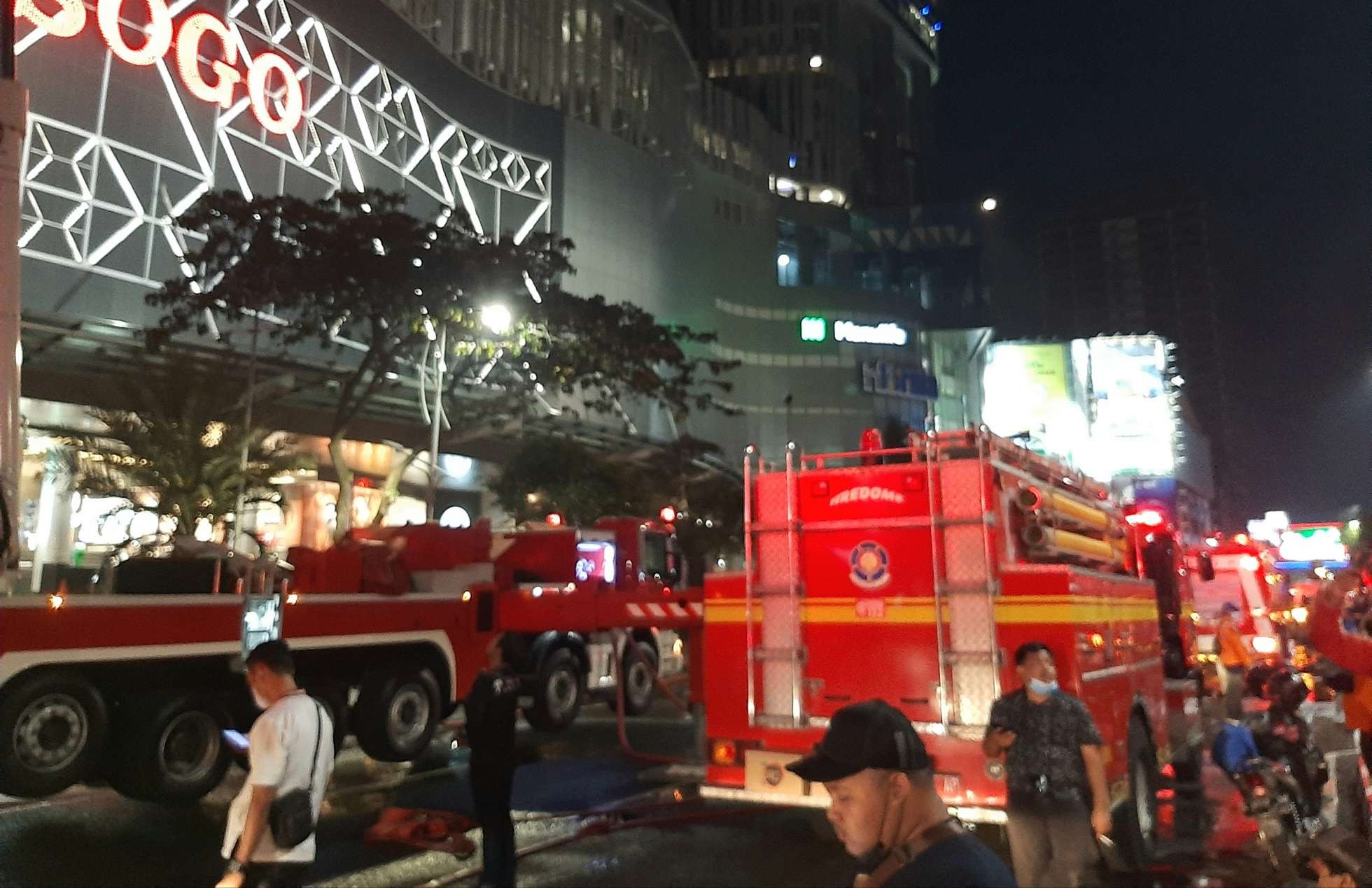 Puluhan mobil PMK yang berusaha memdamkan kobaran api di TP 5 Surabaya. (Foto: Pita Sari/Ngopibareng.id)