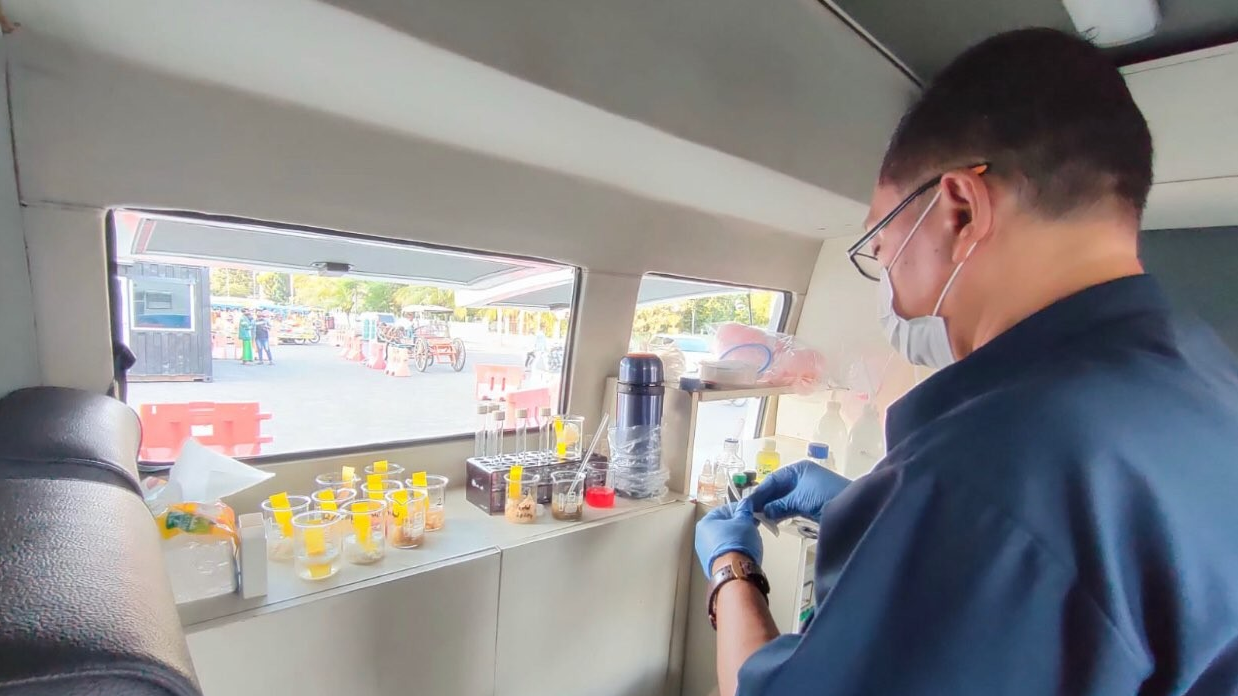 Proses pengujian sample makanan dan minuman di sekitar Masjid Al Akbar, Senin 11 April lalu. (Foto: Istimewa)