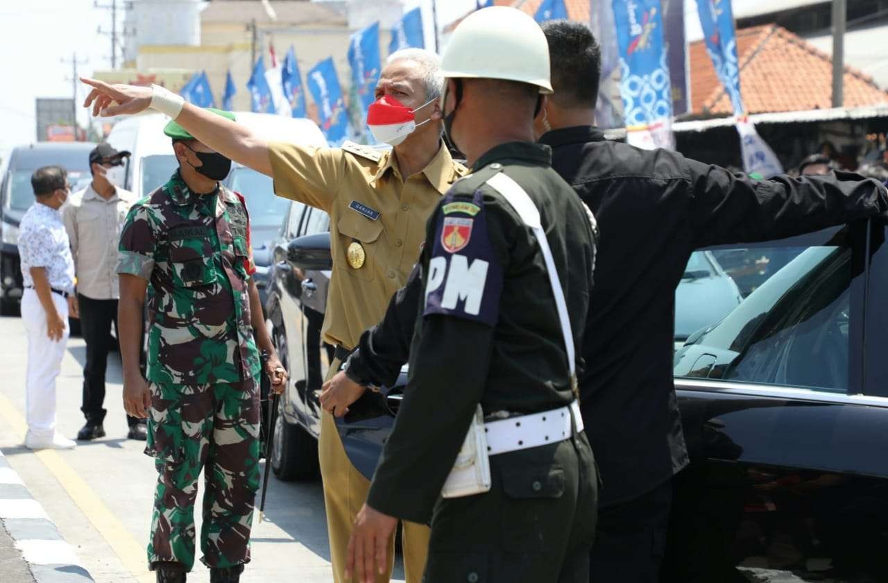 Gubernur Ganjar mendampingi Presiden Jokowi ke Pasar Bulakamba, Brebes. (Foto: Dok Jateng)