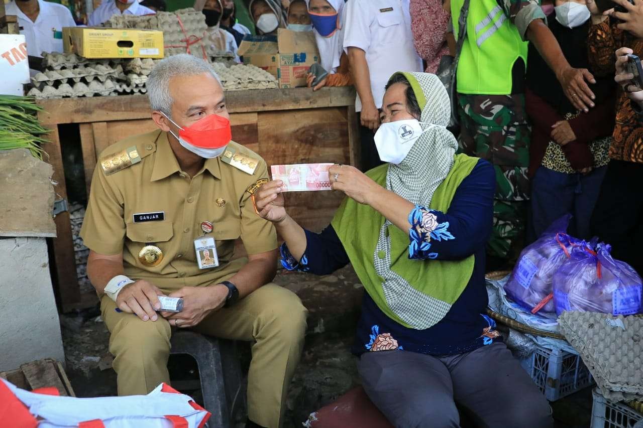 Gubernur Ganjar disambut emak-emak pedagang Pasar Tanjung Brebes saat mendampingi Presiden Jokowi.(Foto: Dok Jateng)