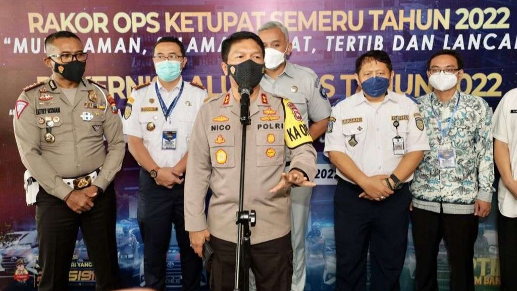 Kapolda Jatim, Irjen Pol Nico Afinta saat memberikan keterangan soal pengamanan mudik lebaran. (Foto: Istimewa)