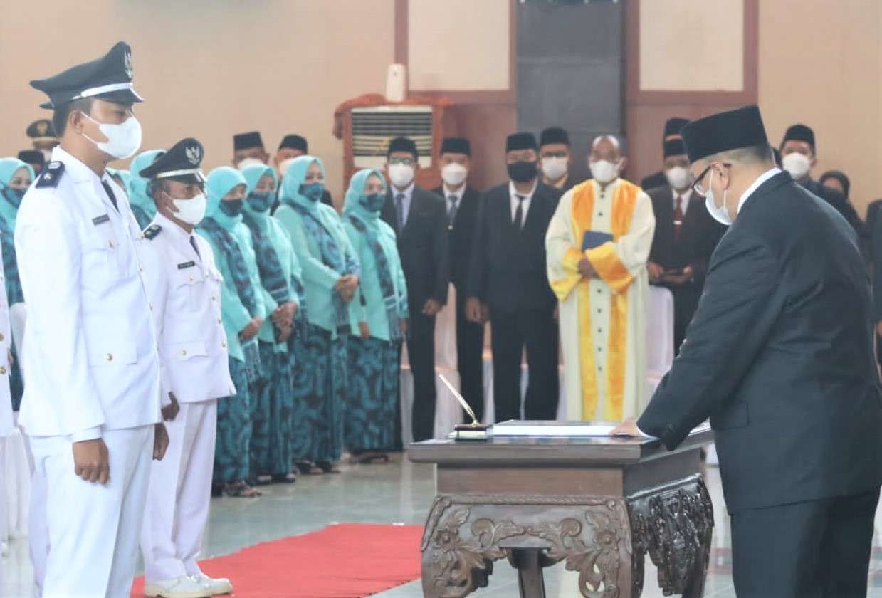 Plt Bupati Probolinggo, A. Timbul Prihanjoko (kanan) saat melantik 249 kepala desa terpilih di Gedung Islamic Center. (Foto: Ikhsan Mahmudi/Ngopibareng.id)