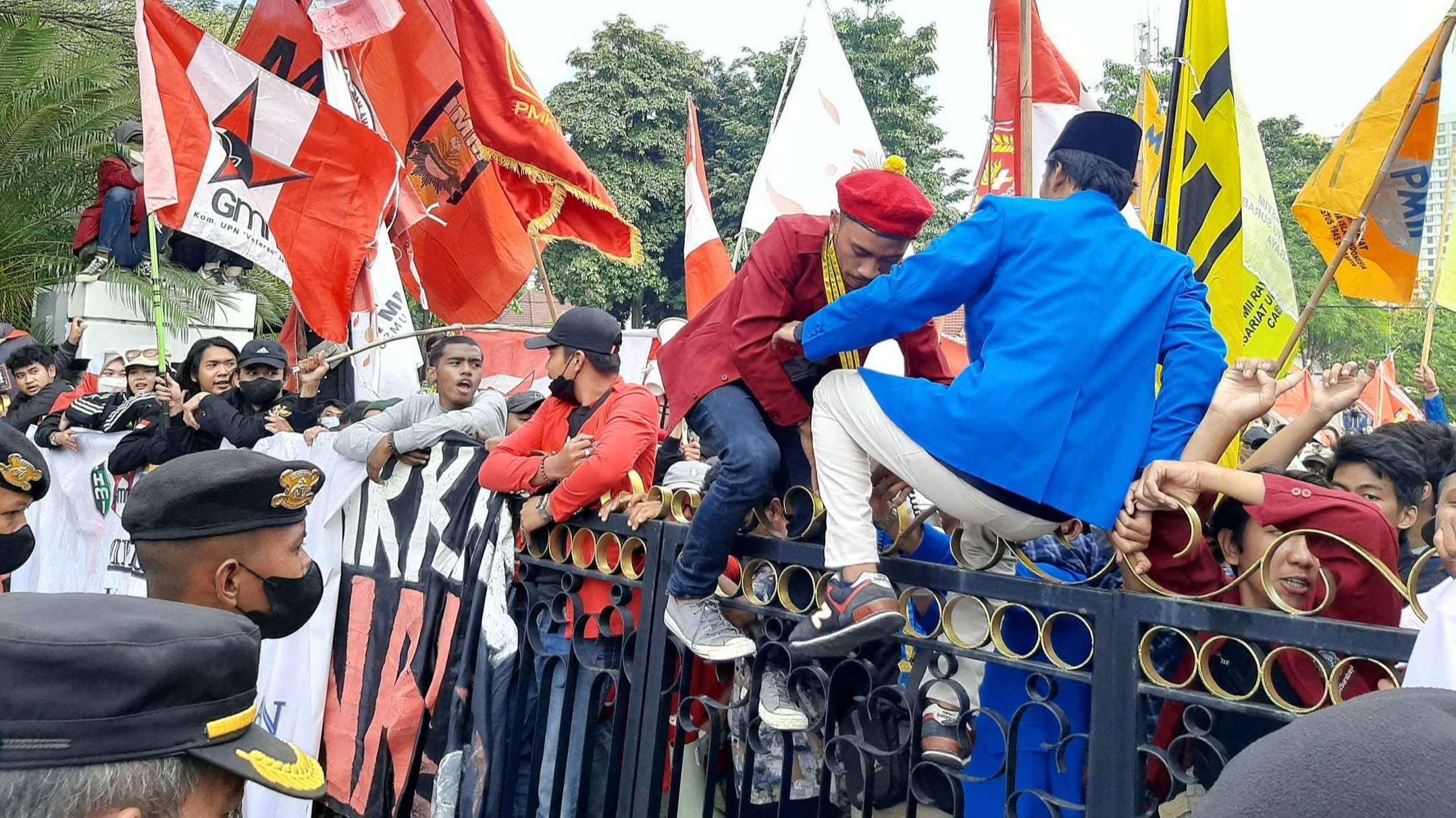 Massa aksi yang mencoba menerobos pagar Balai Kota sesaat sebelum ditemui Walikota Surabaya, Rabu 13 April 2022. (Foto: Pita Sari/Ngopibareng.id)