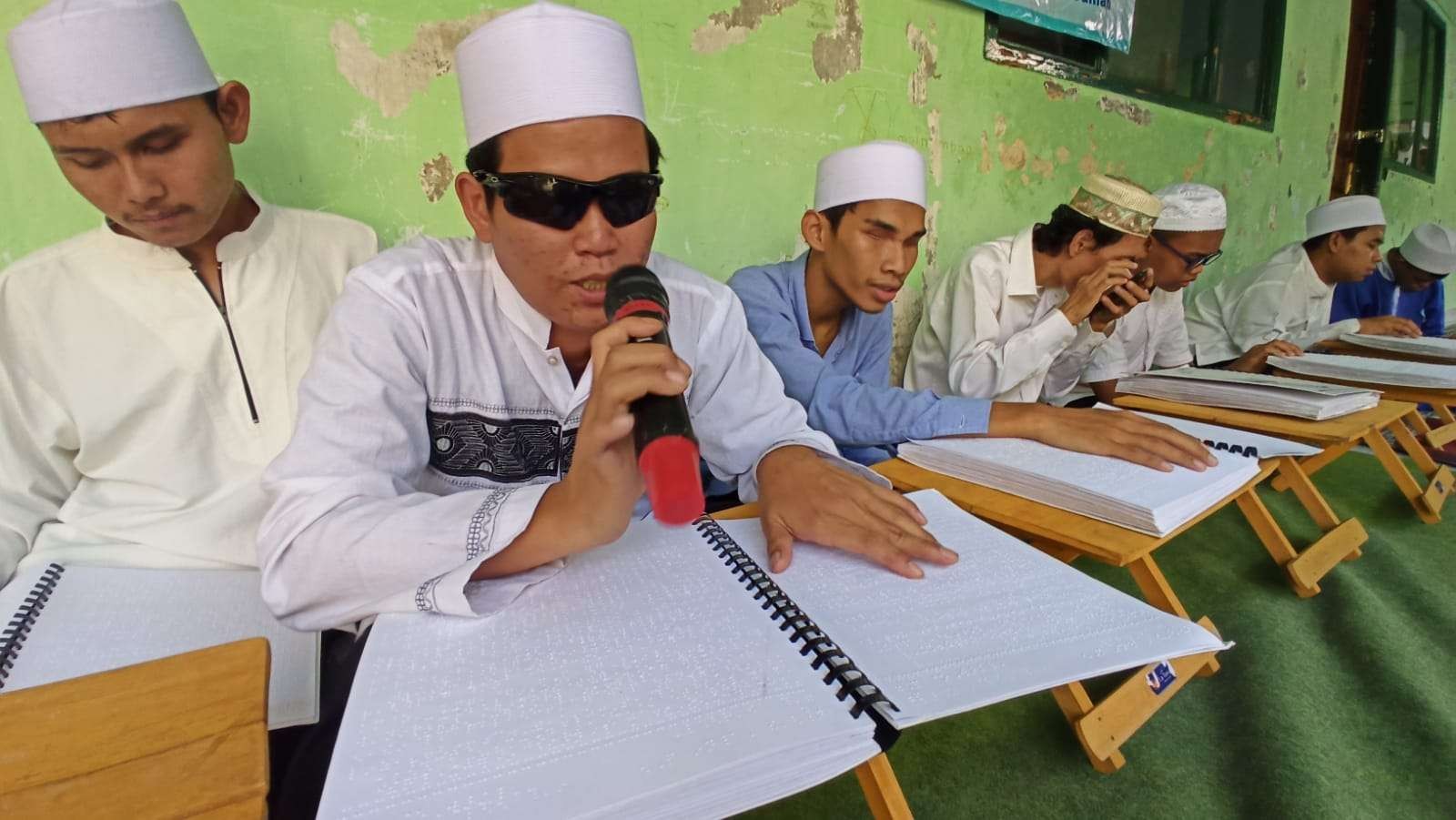 Belasan penyandang disabilitas netra melakukan tadarus Al-Qur'an braille di Pondok Pesantren Anak Berkebutuhan Khusus KH Ahmad Dahlan Banyuwangi (Foto: Muh Hujaini/Ngopibareng.id)