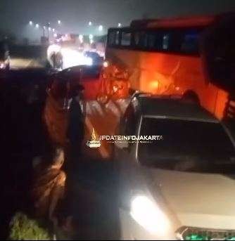 Tabrakan beruntun di Tol Balaraja KM 36 Balaraja Timur, Tangerang arah Merak, pada Rabu 13 April 2022, dini hari. (Foto: Instagram @updateinfojakarta)