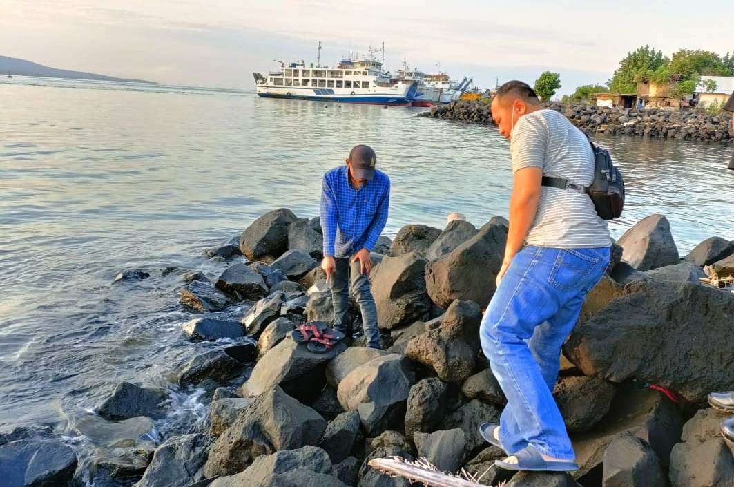 Anggota Polsek Kawasan Pelabuhan Tanjungwangi melakukan cek TKP di lokasi korban tenggelam (foto: istimewa)