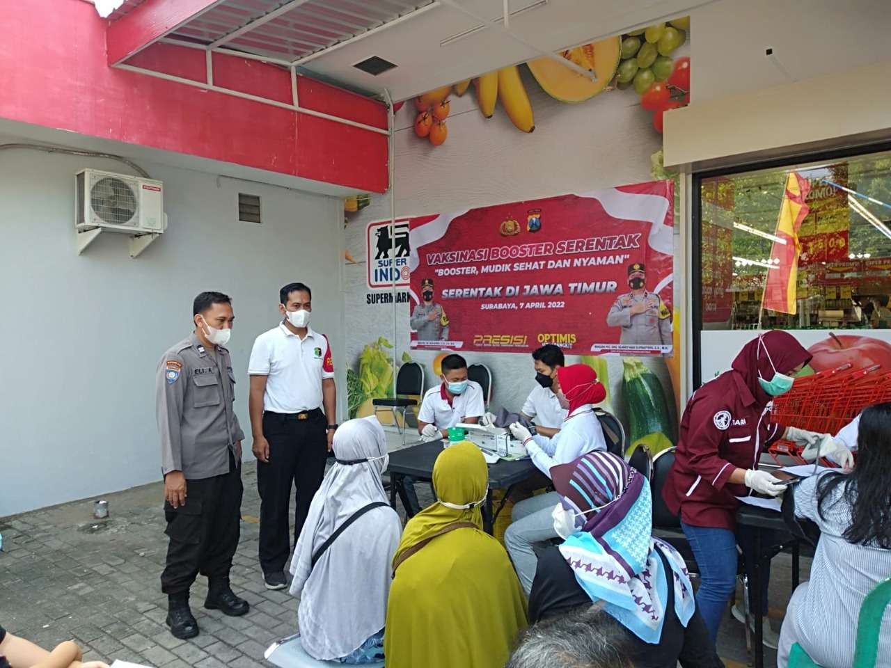 Tim Kesehatan Polres Bojonegoro gelar vaksinasi di sebuah pasar modern di Bojonegoro. (Foto: Humas Polres Bojonegoro/ngopibareng.id)