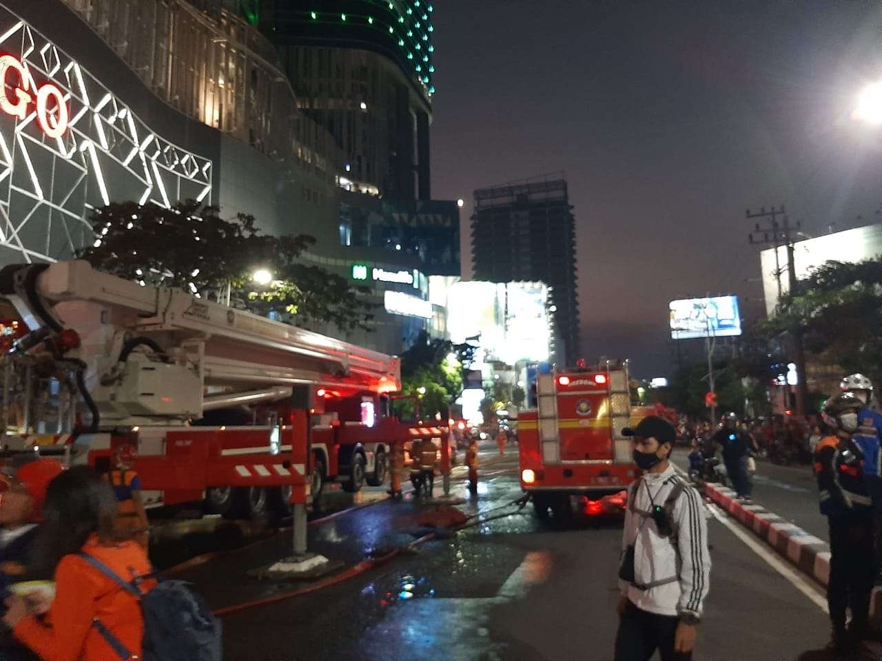 Mobil pemadam kebakaran berusaha memadamkan kobaran api di Tunjungan Plaza 5 Surabaya. (Foto: Pita Sari/Ngopibareng.id)