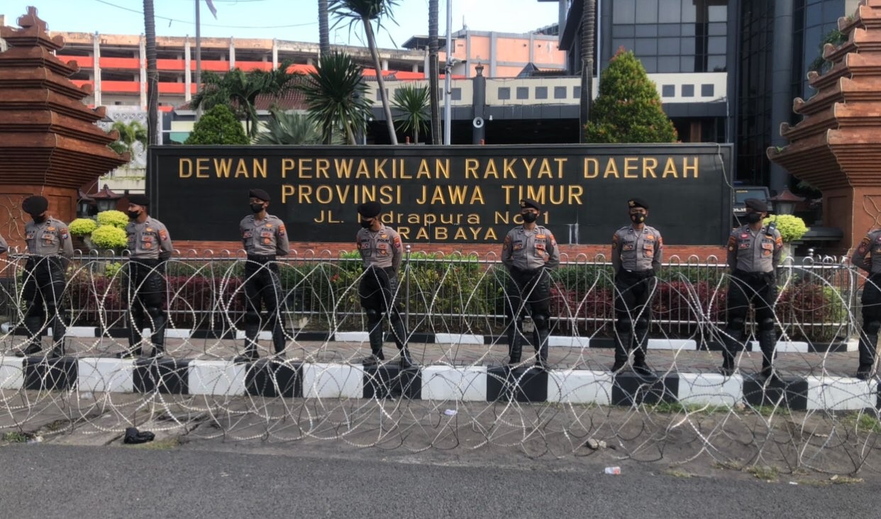 Petugas kepolisian berjaga untuk mengamankan aksi mahasiswa di kantor DPRD Jatim, Kamis 14 April 2022. (Foto: Andhi Dwi/Ngopibareng.id)