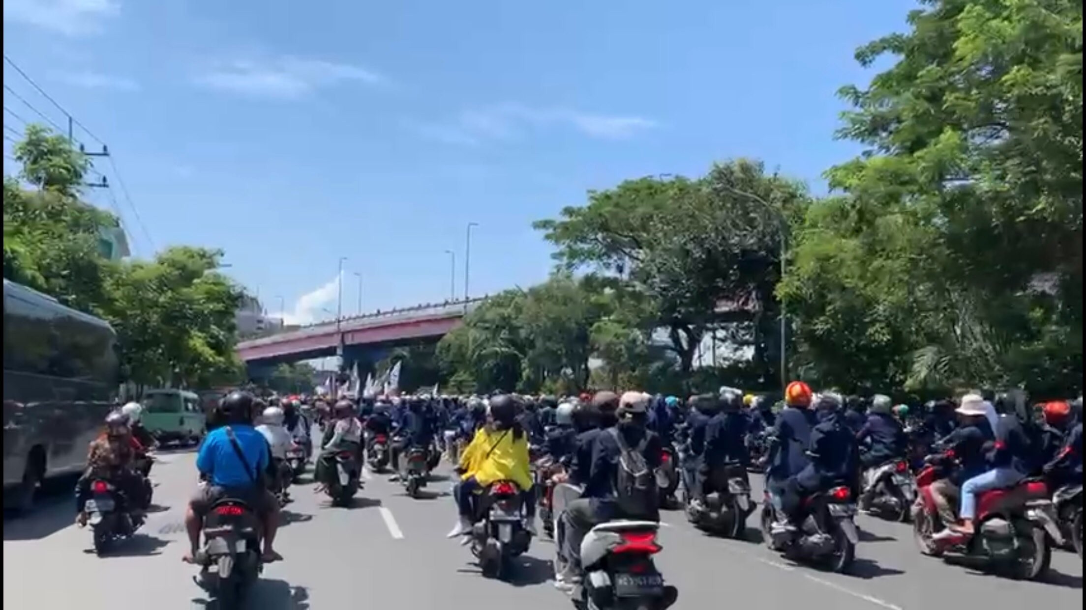 Ribuan mahasiswa saat akan berkumpul di Kebun Binatang Surabaya (Foto: Andhi Dwi/Ngopibareng.id)