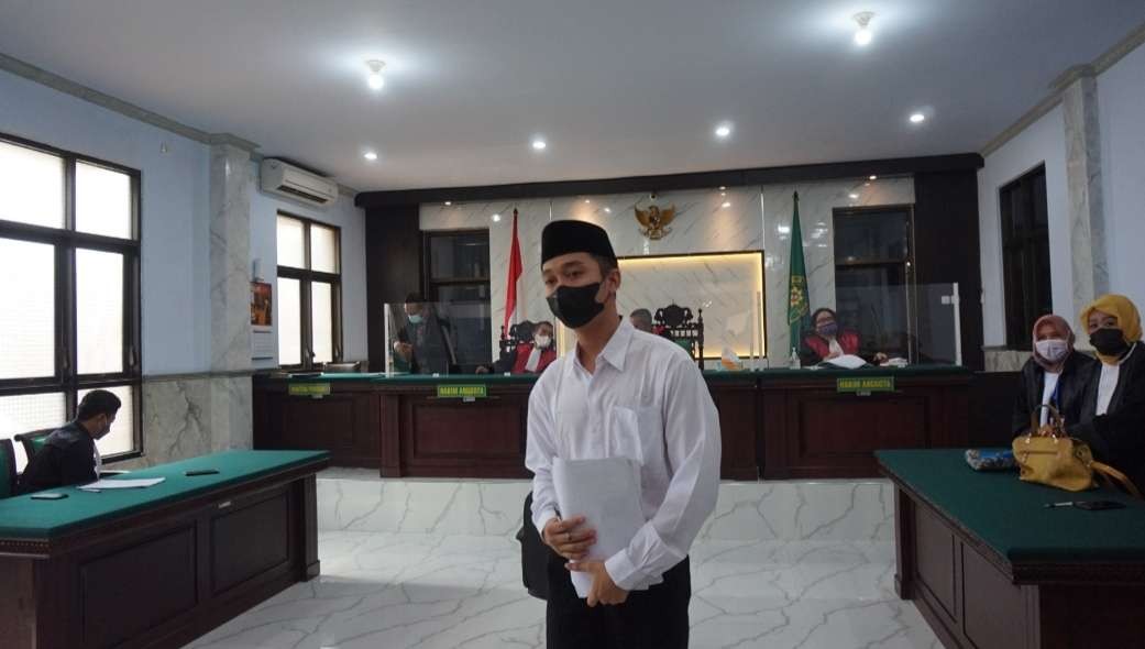 Bripda Randy saat menjalani persidangan di PN Mojokerto, Jawa Timur. (Foto: Dok. Ngopibareng.id)