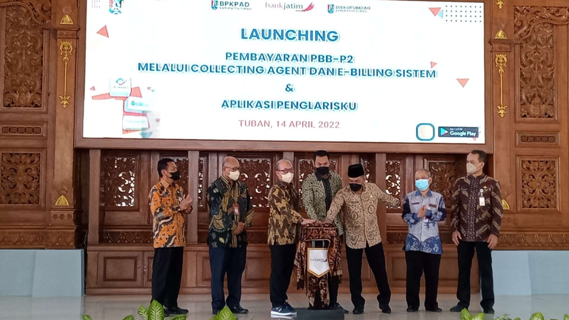 Bupati Tuban beserta jajaran Bank Jatim melauncing dua inovasi di Pendopo Krido Manunggal Tuban (Khoirul Huda/Ngopibareng.id)