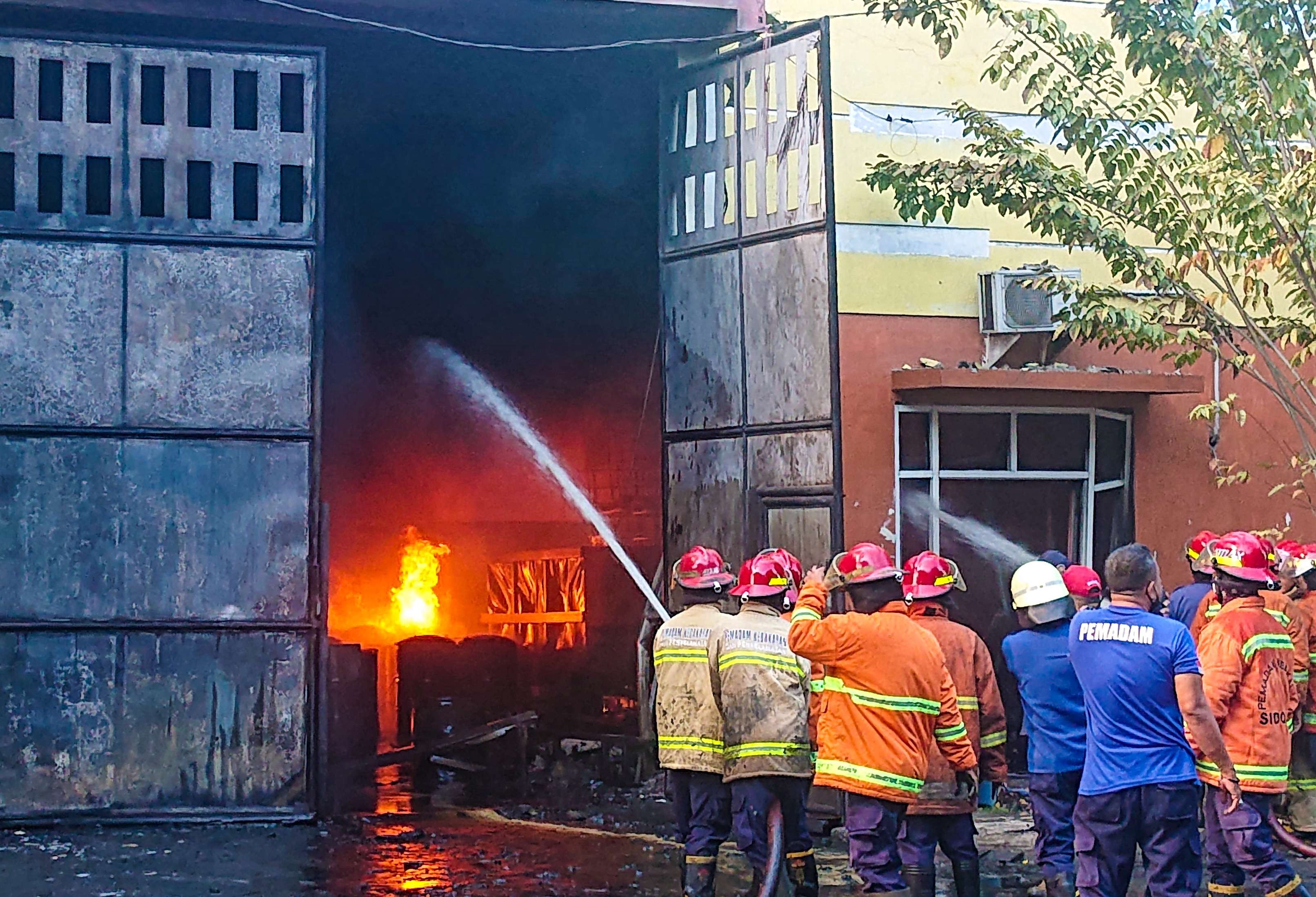 Proses pemadaman gudang oleh PMK. (Foto: Aini Arifin/Ngopibareng.id)